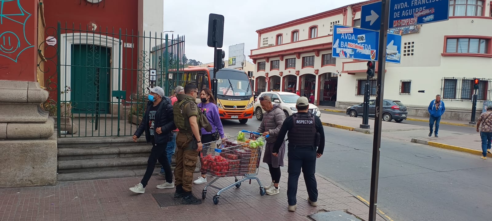 Decomisan y multan a vendedores ilegales en el centro de La Serena