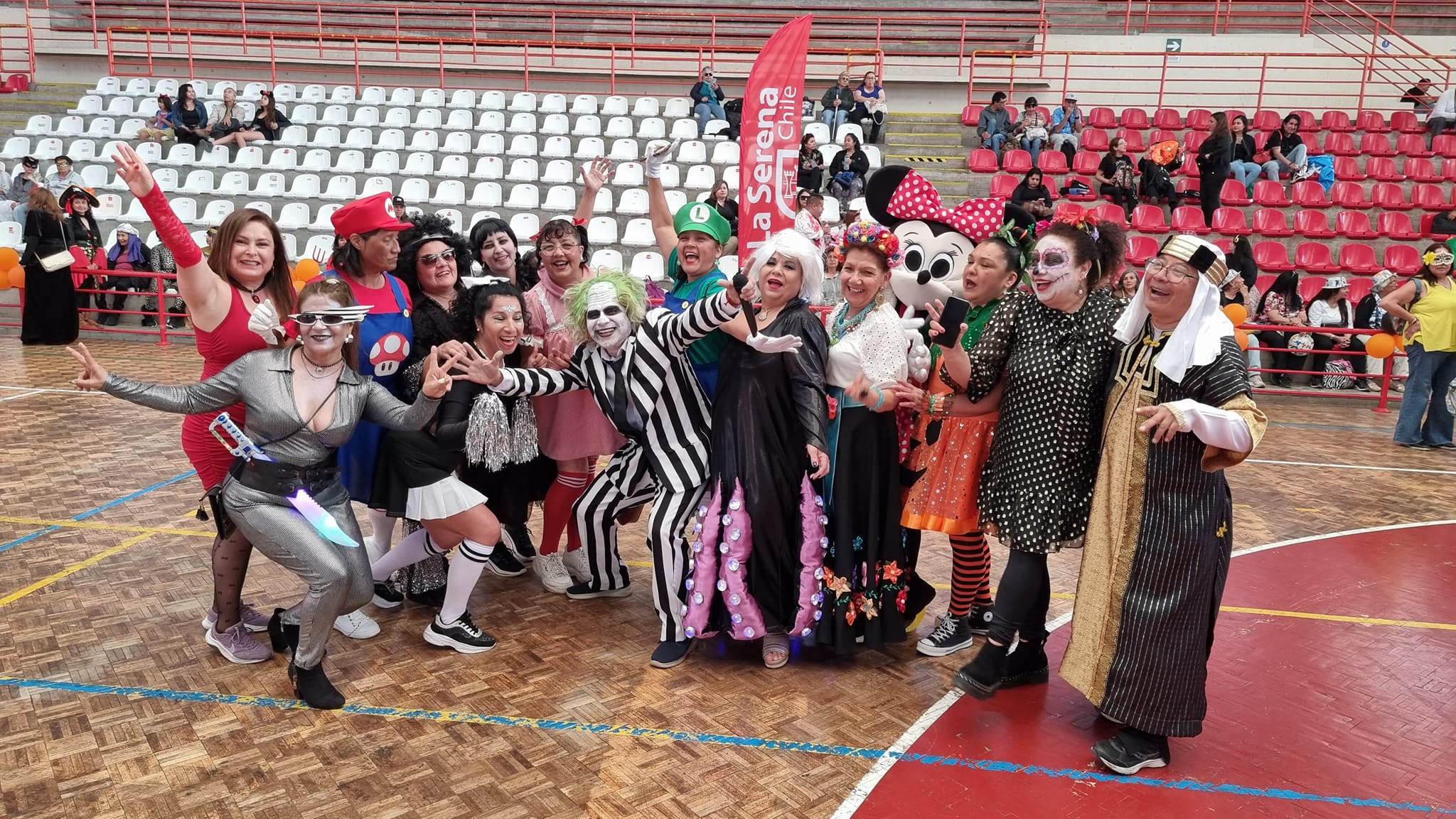 Disfrazados Municipalidad hace bailar a serenenses en el Coliseo Monumental