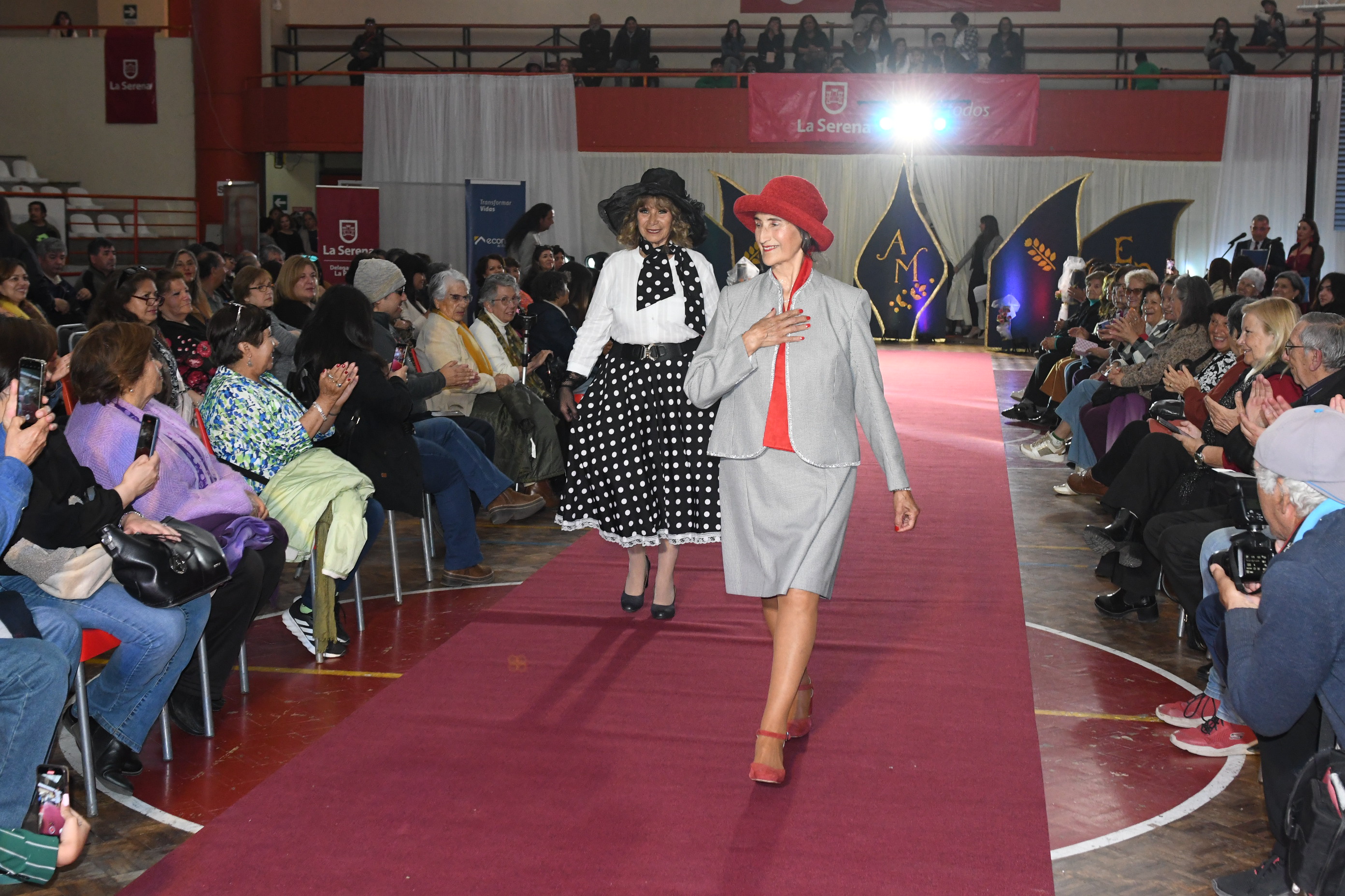 “Una Gala en La Ciudad” Personas mayores invitan a 9° versión de desfile de modas en Mall Paseo Balmaceda de La Serena