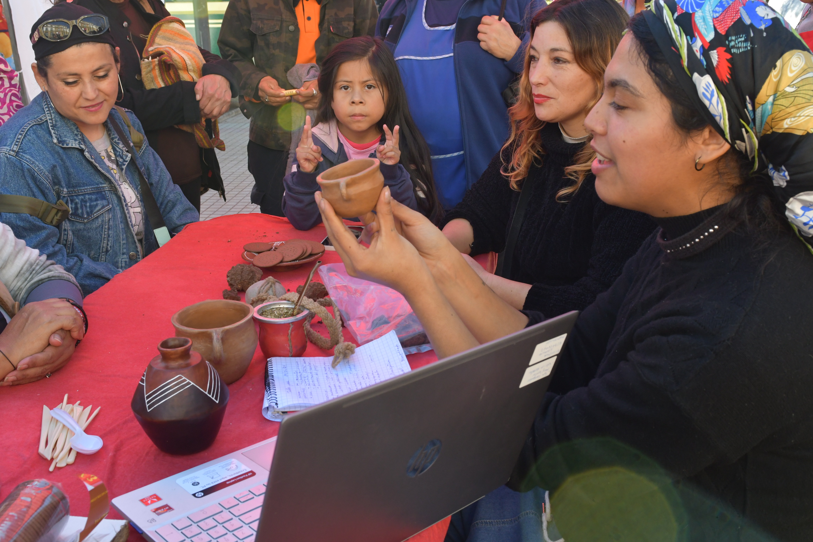 Taller comunitario de greda rescata el arte y las tradiciones alfareras en La Serena