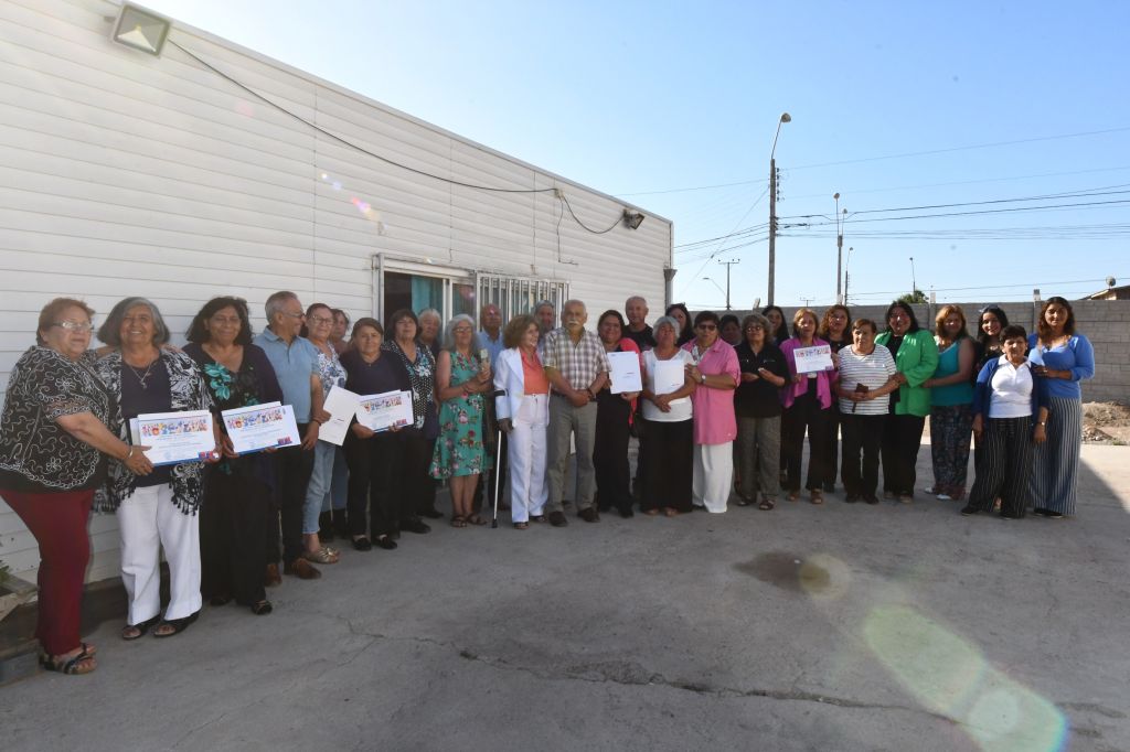 11_representantes de las organizaciones beneficiadas con los proyectos junto al alcalde roberto jacob.