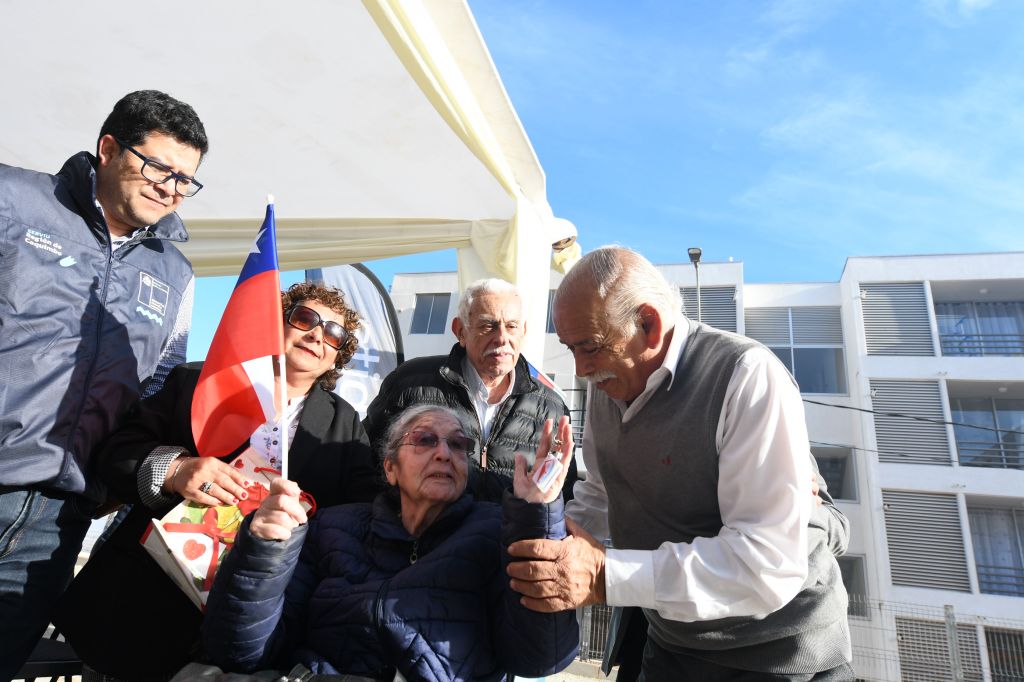 11_el alcalde roberto jacob jure destac  la calidad de los departamentos  y adverta que con ello se le entrega dignidad a las familias